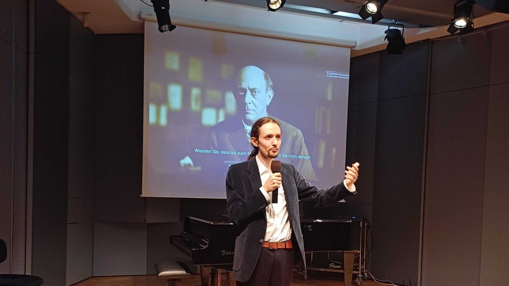 Die Installation Virtual Arnold im Arnold Schönberg Center: der KI-Avatar von Arnold Schönberg auf der Leinwand
