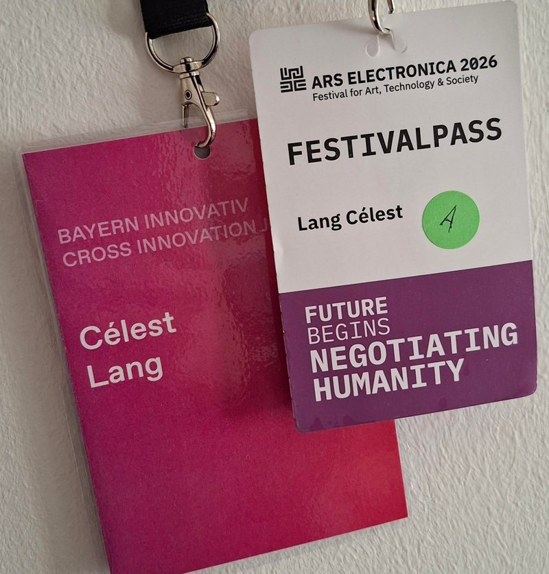 Festivalpass der Ars Electronica 2026 und Ausweis der Cross-Innovation-Reise von Bayern Innovativ, beide auf den Namen Célest Lang