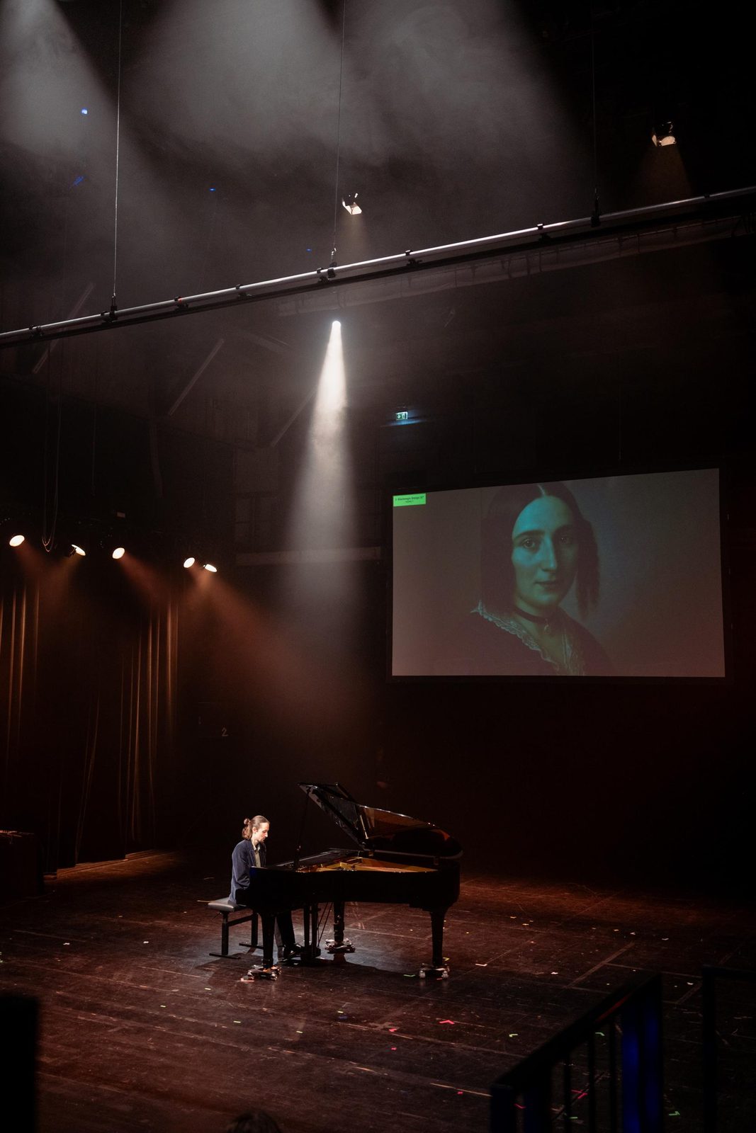 Live-Konzert der Pilotfolge an der HMTM München: Bühne mit interaktivem Dialog mit dem Avatar von Fanny Hensel